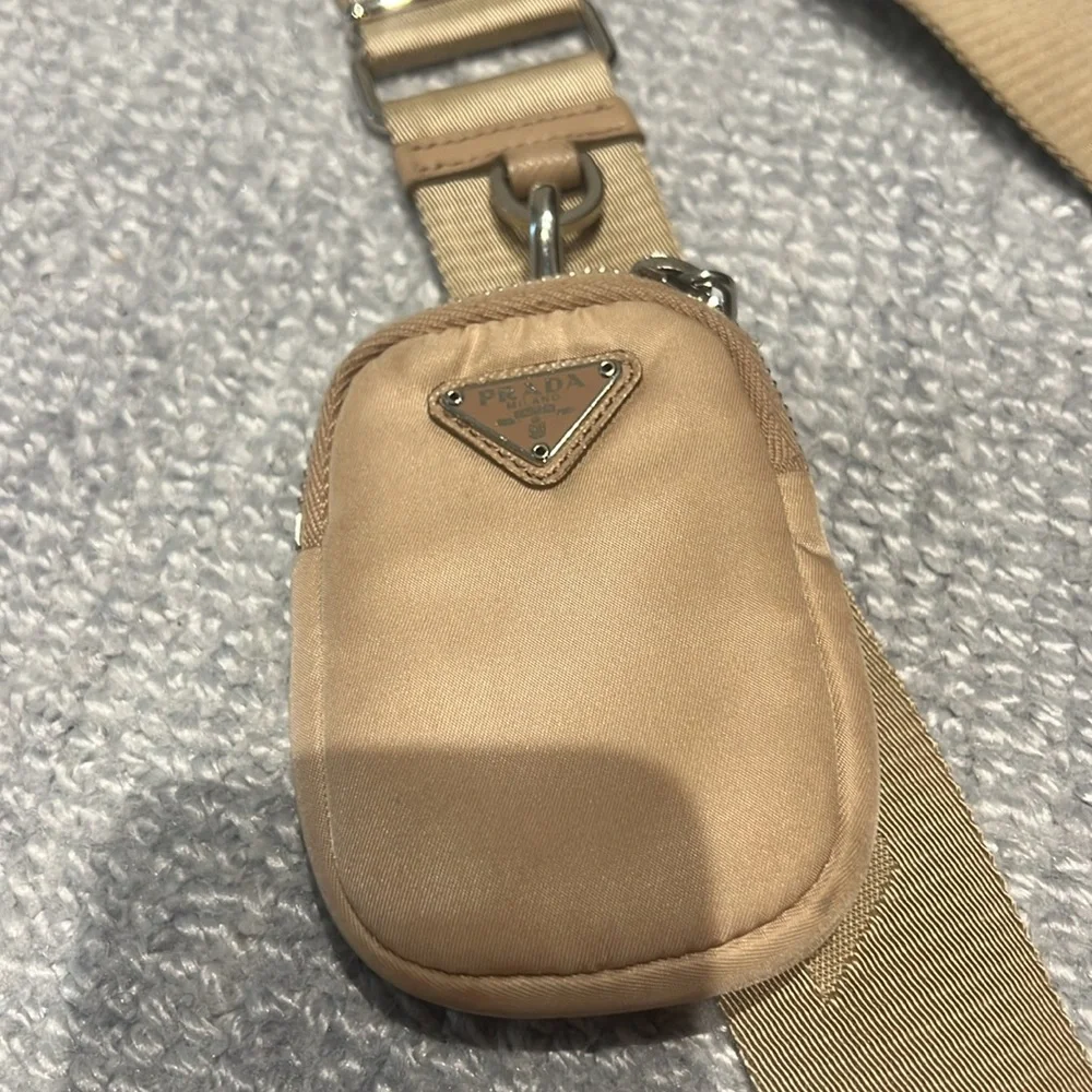 Desert beige re-edition nylon Prada bag - Picture 5 of 10